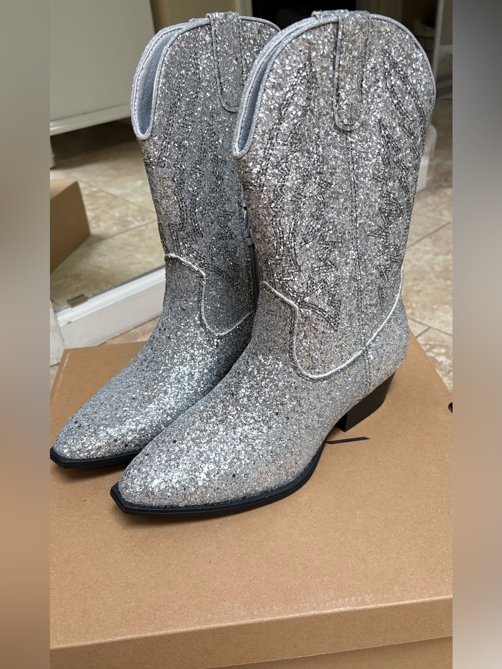 New in box Silver Glitter Women's size 6.5 Western Boots - Stylish Sparkle